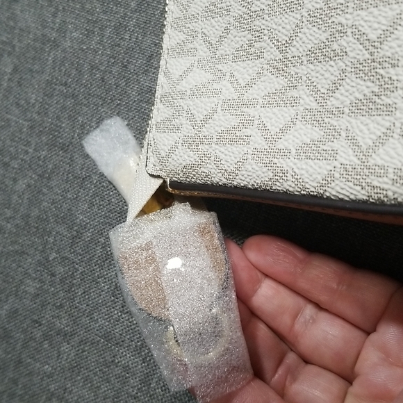 Michael Kors MD Chain Pochette in Vanilla Signature with Gold Stars - Picture 6 of 14